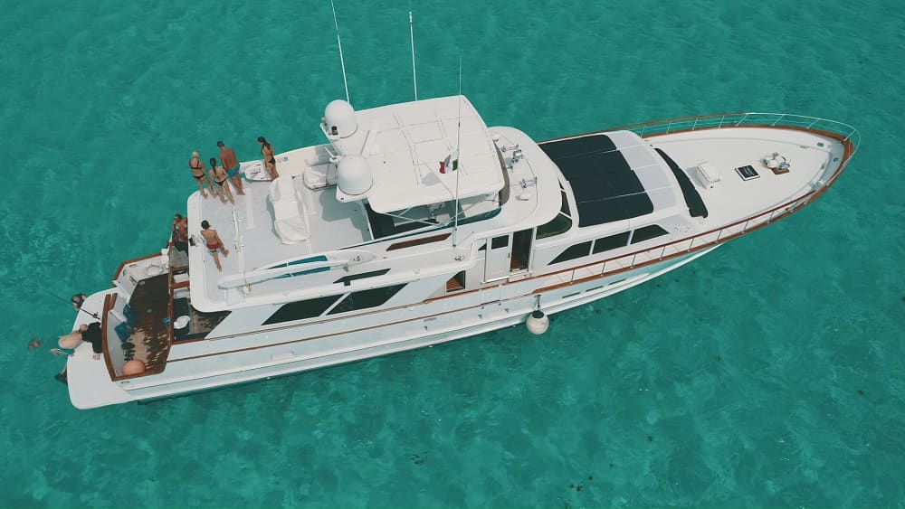 4 horas de lujo en un yate a motor.