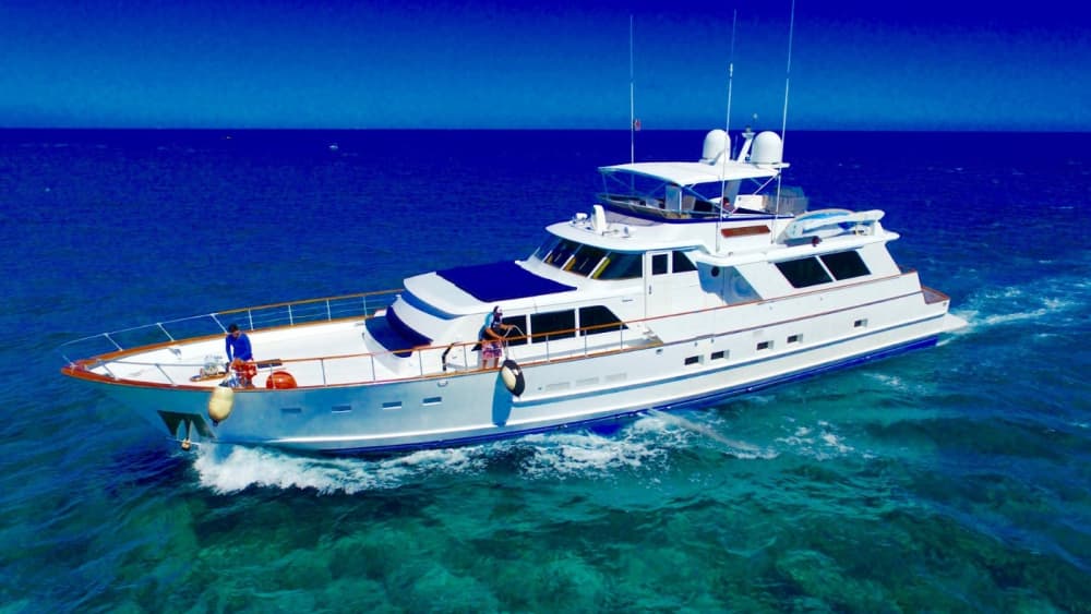 4 horas de lujo en un yate a motor.