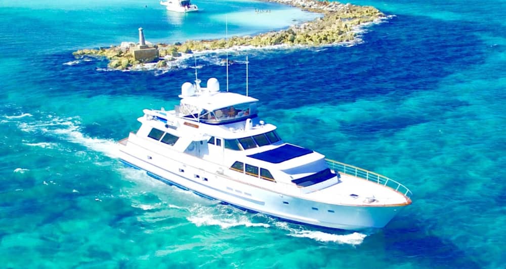 4 horas de lujo en un yate a motor.