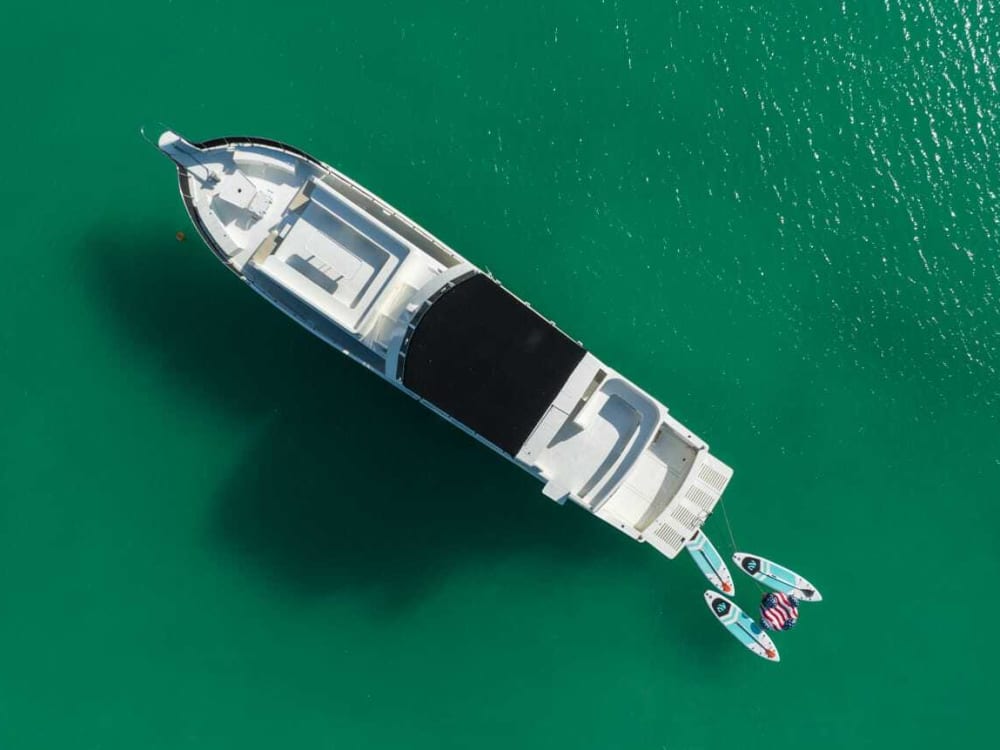 Disfrute del lujo de Puerto Aventuras con un día completo a bordo de un yate a motor.