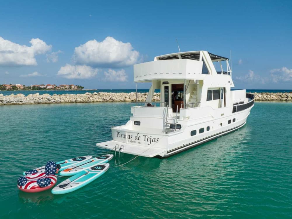 Disfrute del lujo de Puerto Aventuras con un día completo a bordo de un yate a motor.