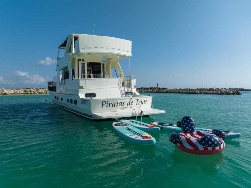 Disfrute del lujo de Puerto Aventuras con un día completo a bordo de un yate a motor.