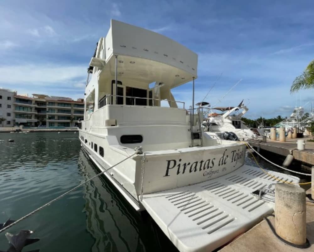 Disfrute del lujo de Puerto Aventuras con un día completo a bordo de un yate a motor.