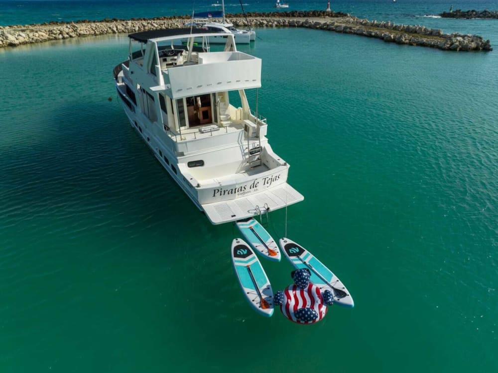 Disfrute del lujo de Puerto Aventuras con un día completo a bordo de un yate a motor.