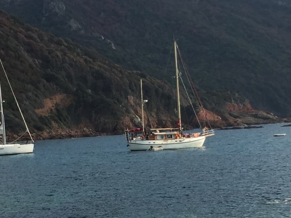 Lo mejor de Ajaccio está en el agua: Disfrute de un día completo en un velero privado.