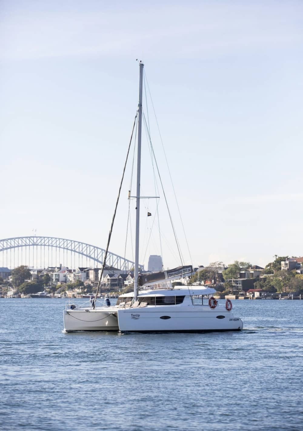 Njut av en heldags segling i Sydney på en katamaran