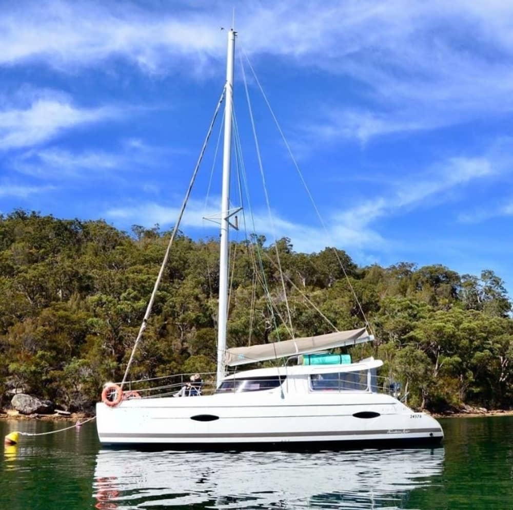 Njut av en heldags segling i Sydney på en katamaran