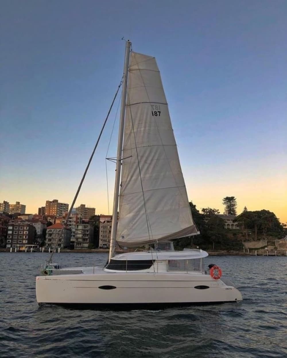 Goditi un'intera giornata di navigazione a bordo di un catamarano a Sydney.