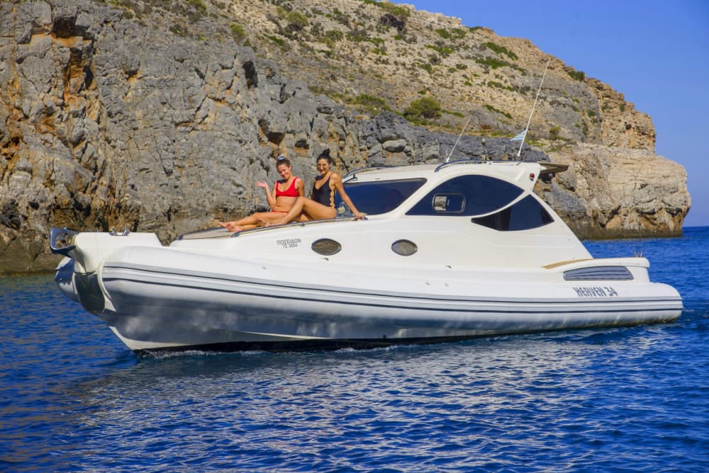 Découvrez La Canée en bateau à moteur pendant 10h30.