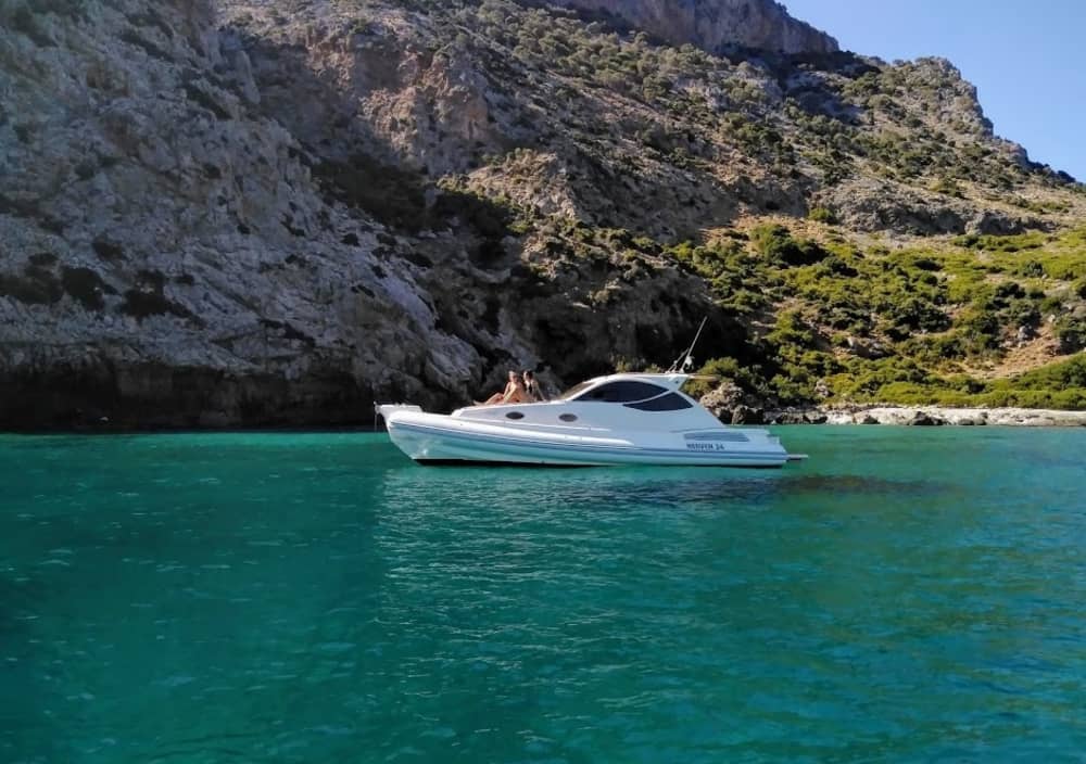 Découvrez La Canée en bateau à moteur pendant 10h30.