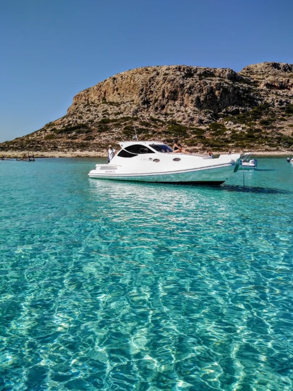 Découvrez La Canée en bateau à moteur pendant 10h30.
