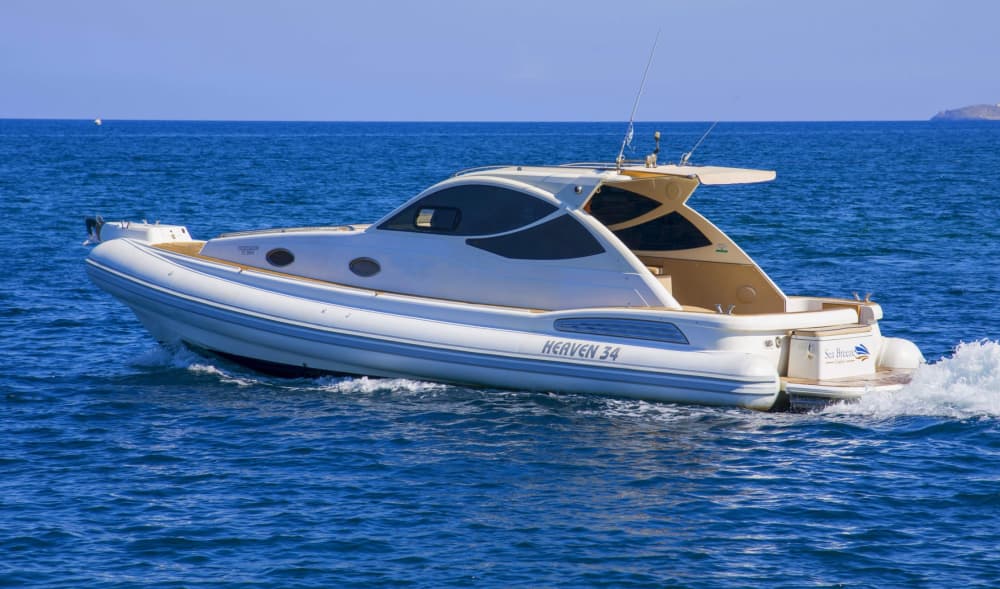 Découvrez La Canée en bateau à moteur pendant 10h30.