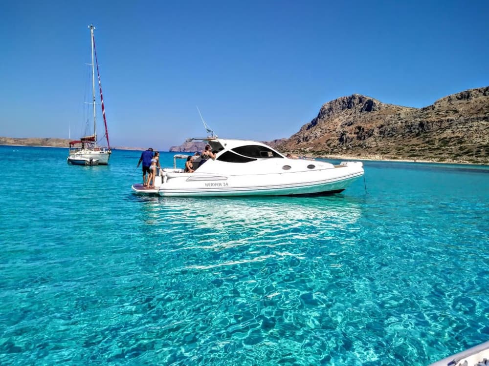 Découvrez La Canée en bateau à moteur pendant 10h30.