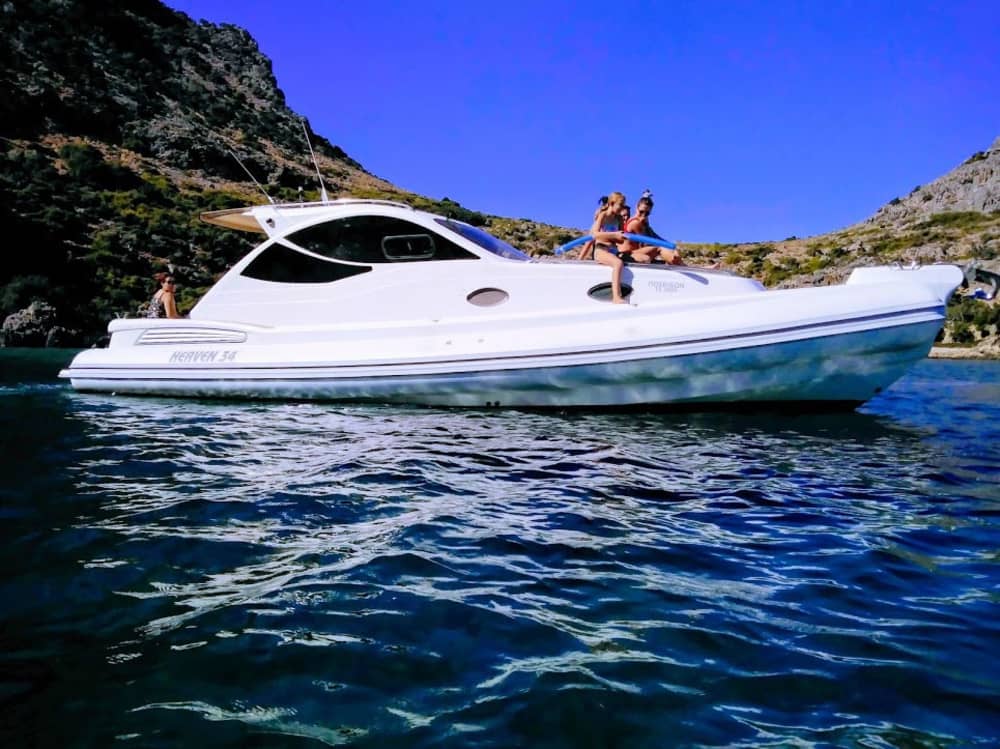 Découvrez La Canée en bateau à moteur pendant 10h30.