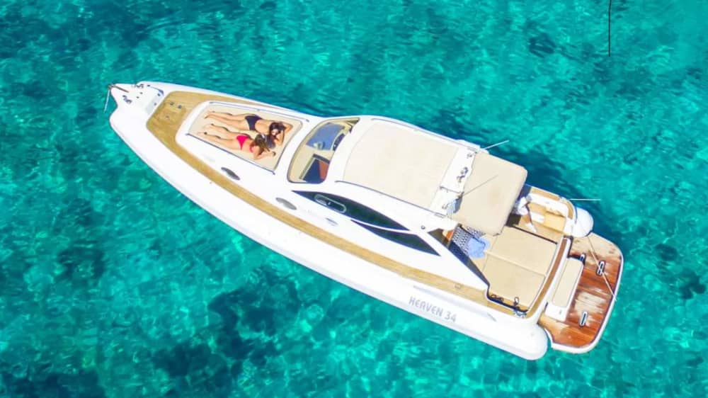 Découvrez La Canée en bateau à moteur pendant 10h30.