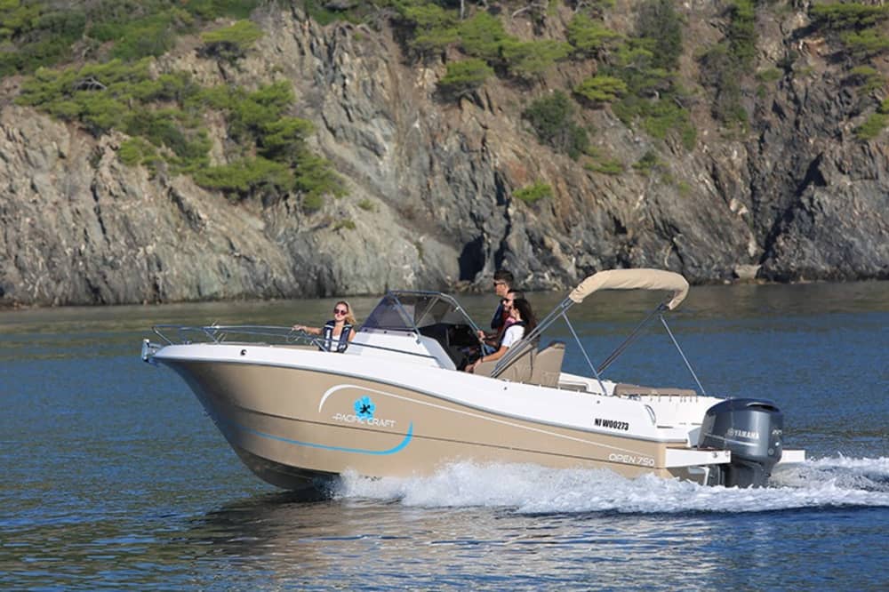 Enjoy 8h30 on a motorboat to explore L'Estartit