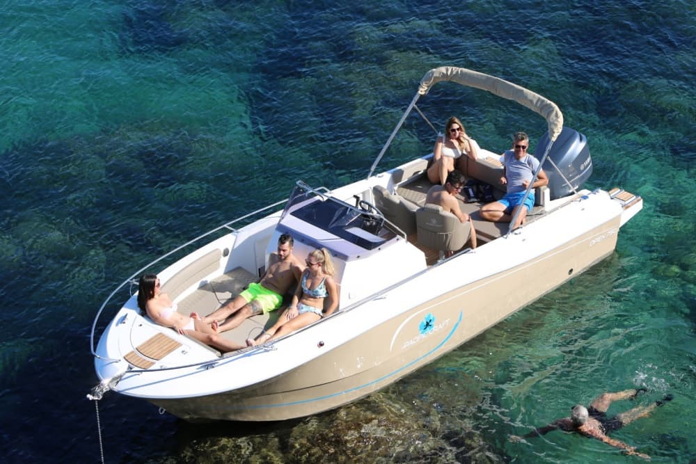 Enjoy 8h30 on a motorboat to explore L'Estartit