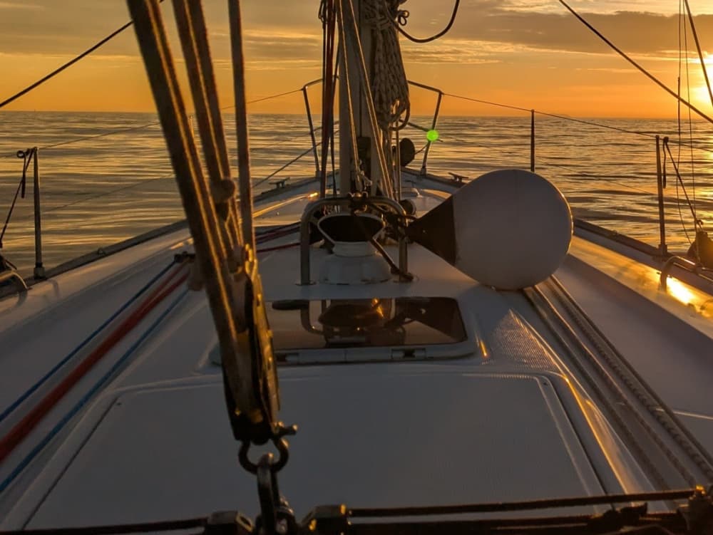 Escursione in barca a vela di un'intera giornata a Marina di Pisa.