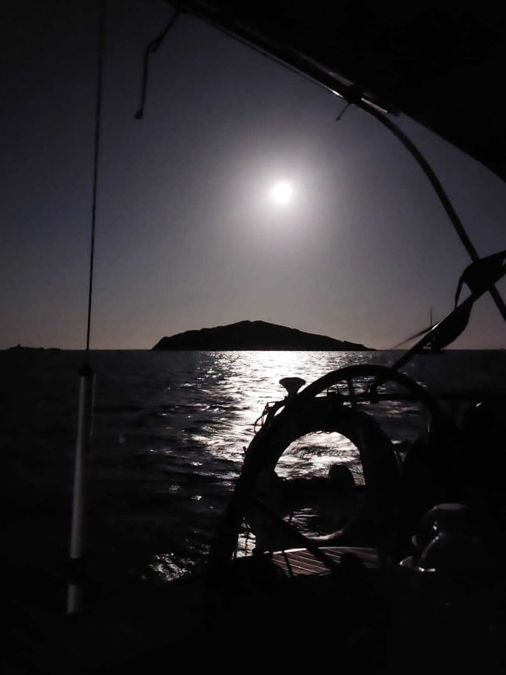 Escursione in barca a vela di un'intera giornata a Marina di Pisa.