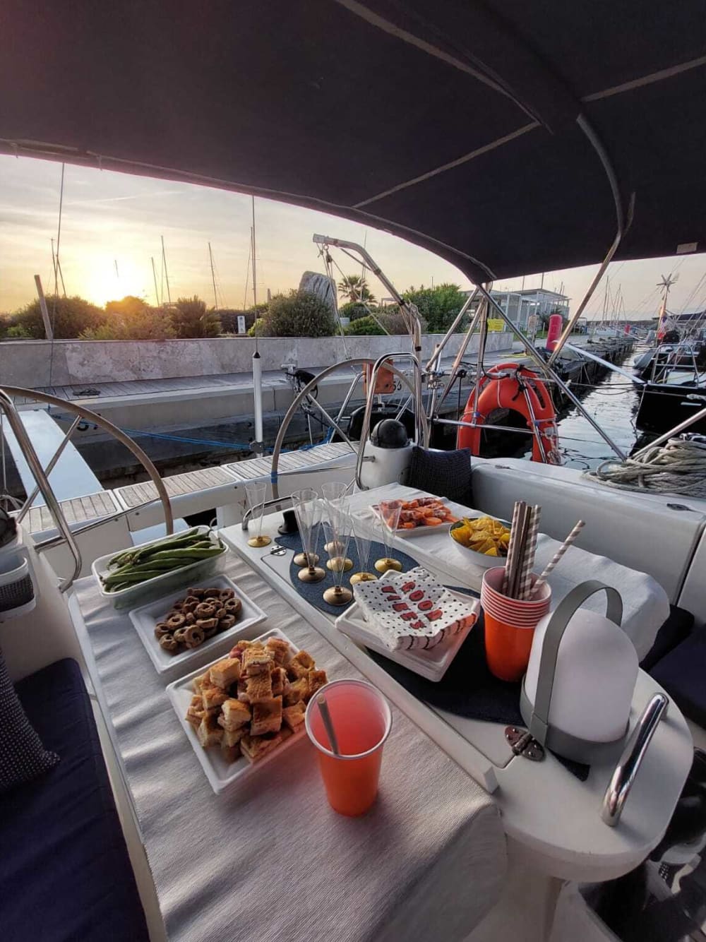 Escursione in barca a vela di un'intera giornata a Marina di Pisa.