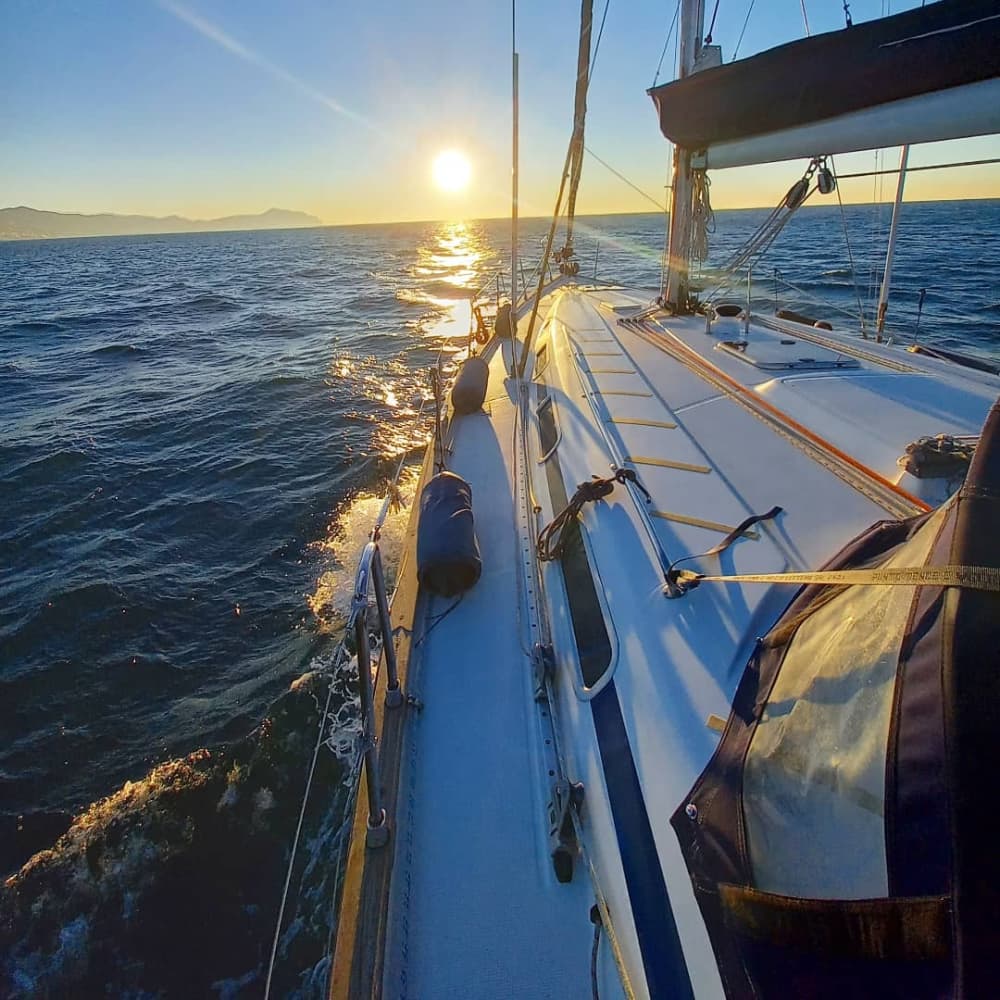Escursione in barca a vela di un'intera giornata a Marina di Pisa.