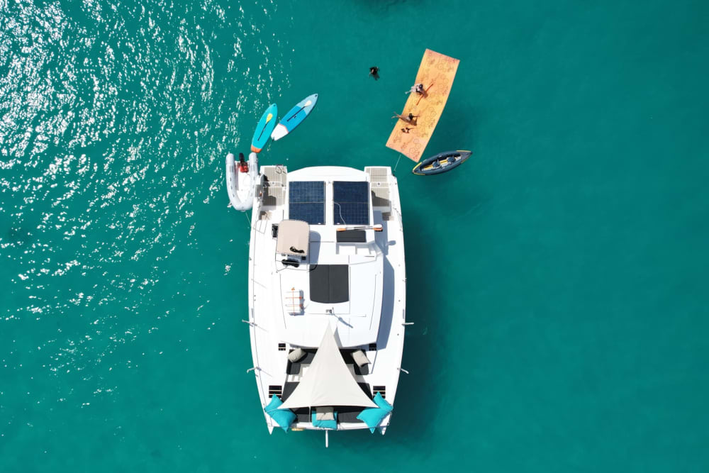 Zet koers naar plezier: een hele dag authentiek zeilen in Simpson Bay op een catamaran.