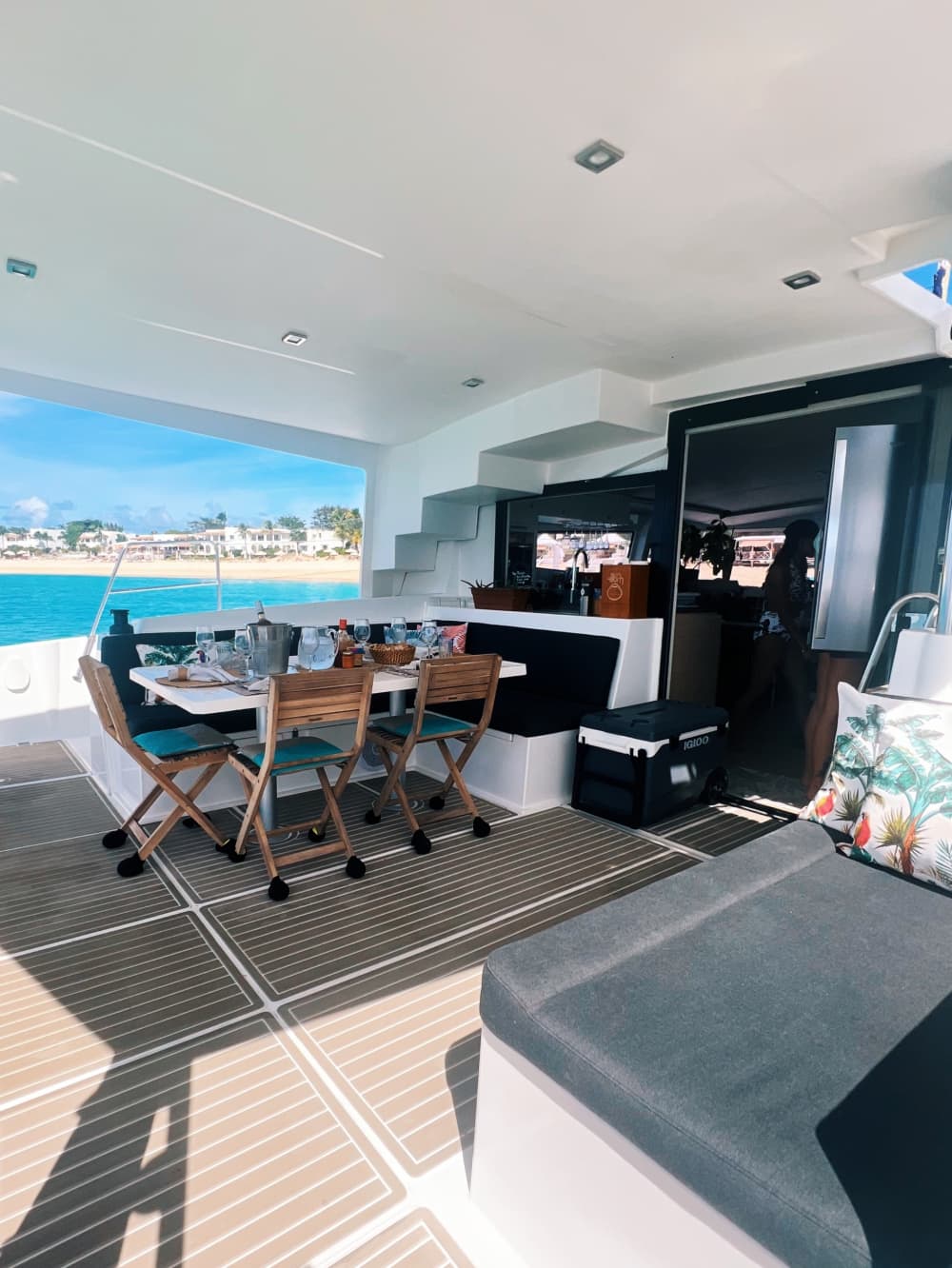 Prepare-se para a alegria: um dia inteiro de navegação autêntica na Baía de Simpson a bordo de um catamarã.