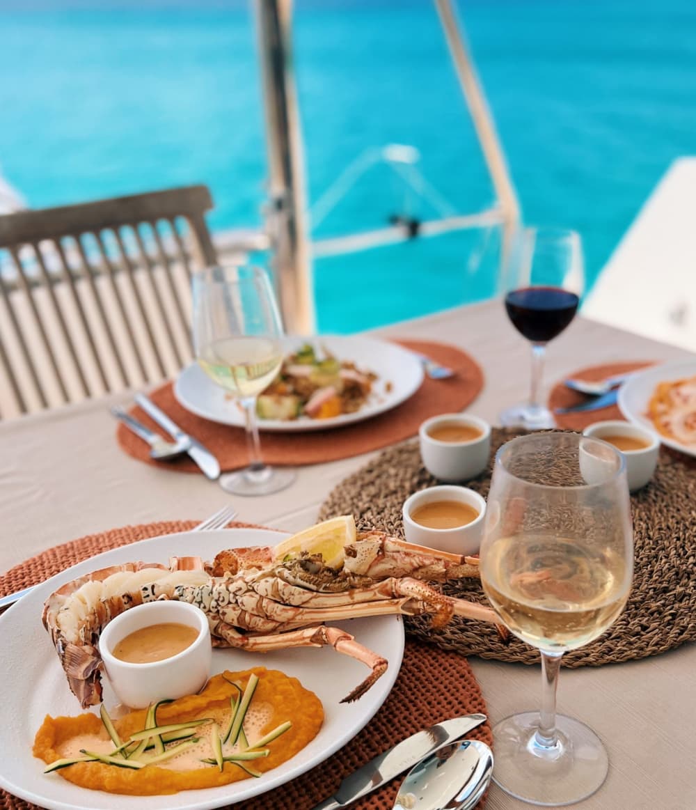 Zet koers naar plezier: een hele dag authentiek zeilen in Simpson Bay op een catamaran.