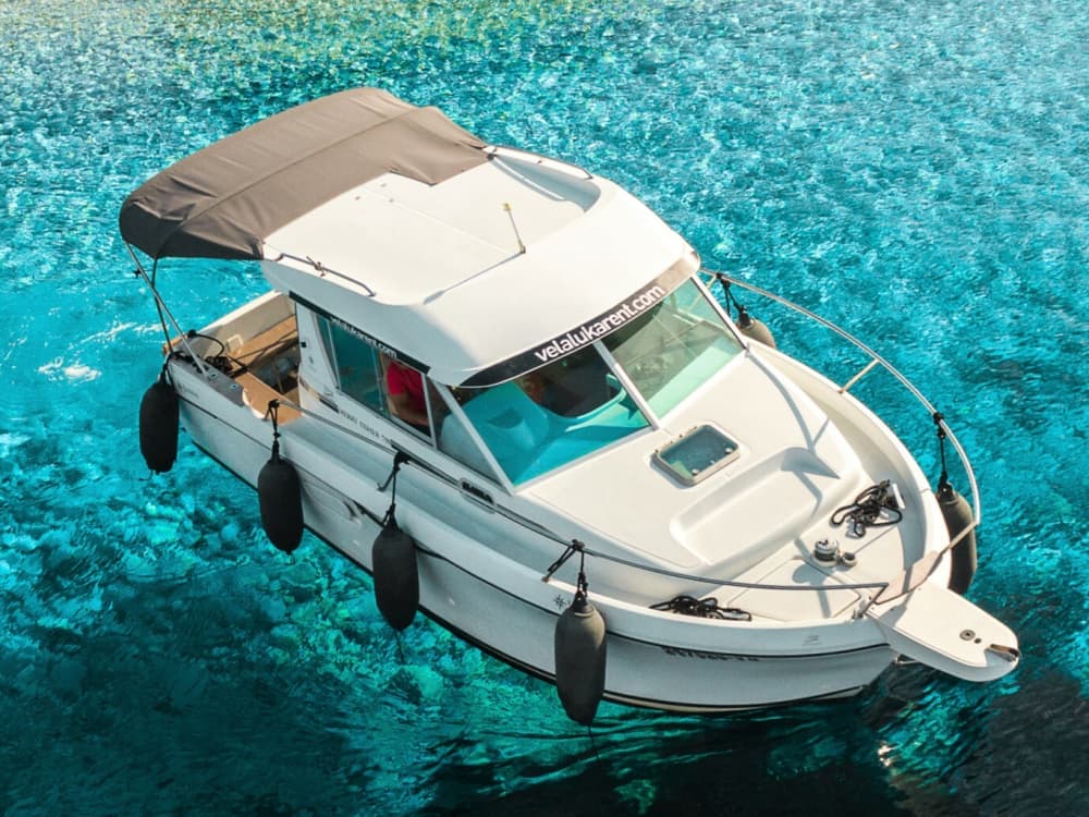 Entdecken Sie die Küste von Vela Luka: Ein kompletter Tagesausflug an Bord eines Motorboots