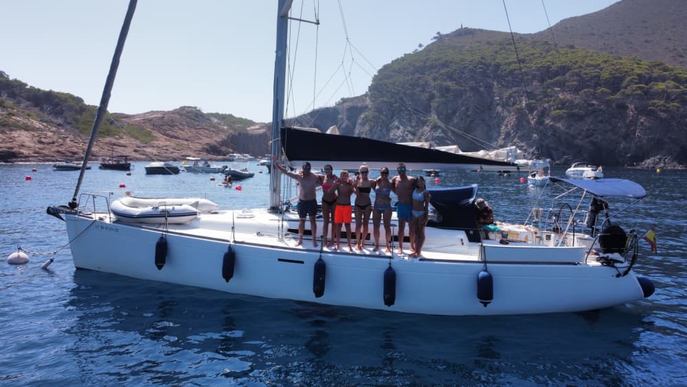 Scopri Badalona con un'escursione in barca a vela di un'intera giornata.