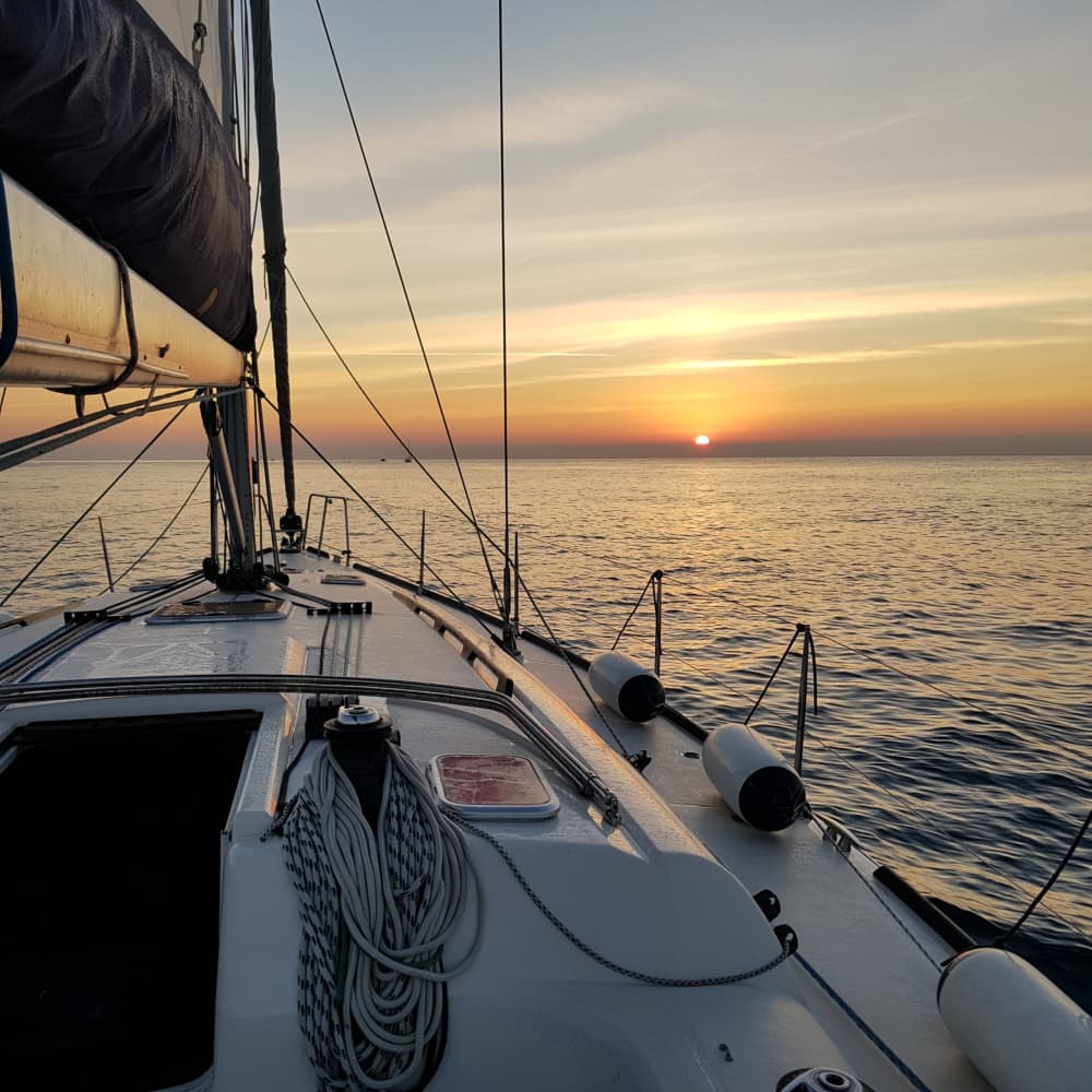 Scopri Badalona con un'escursione in barca a vela di un'intera giornata.