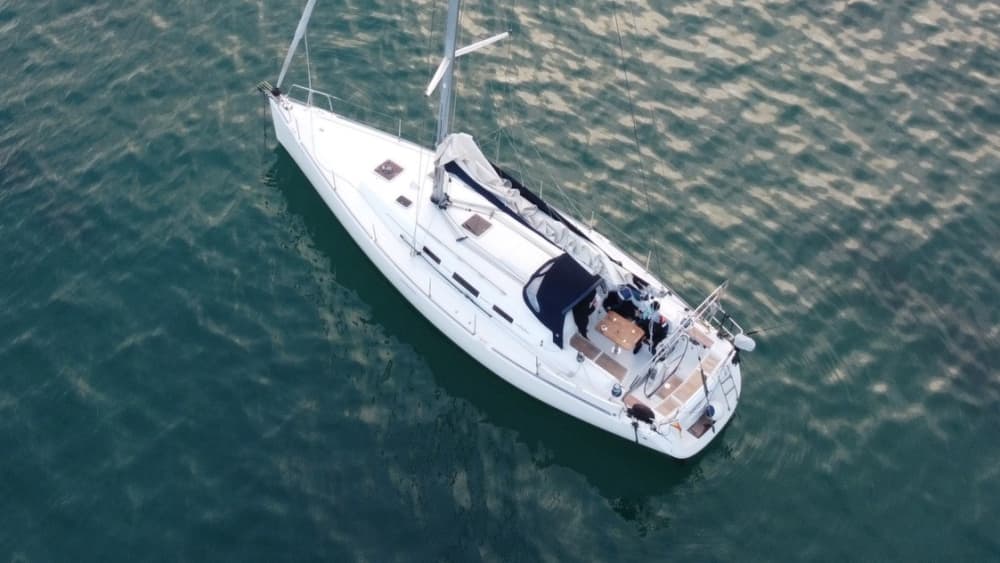 Scopri Badalona con un'escursione in barca a vela di un'intera giornata.