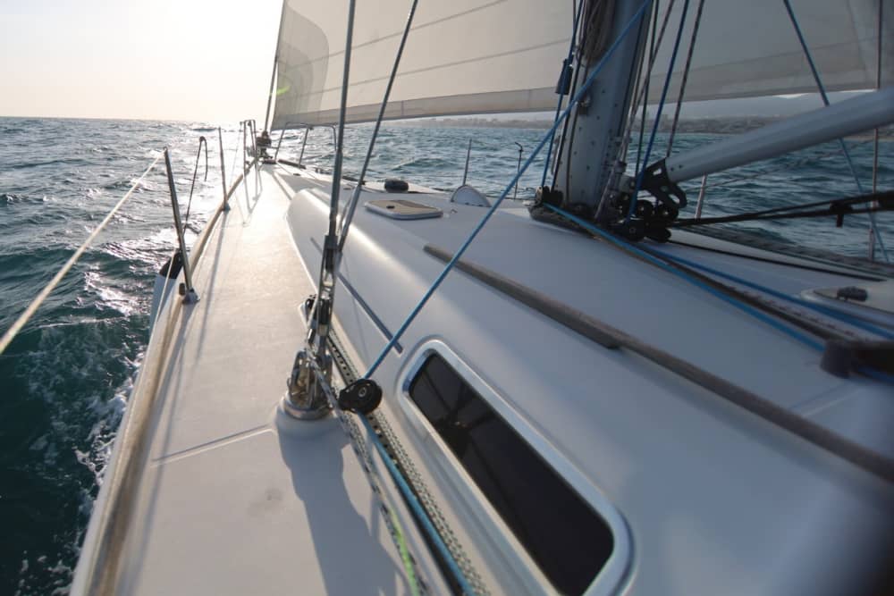 Scopri Badalona con un'escursione in barca a vela di un'intera giornata.