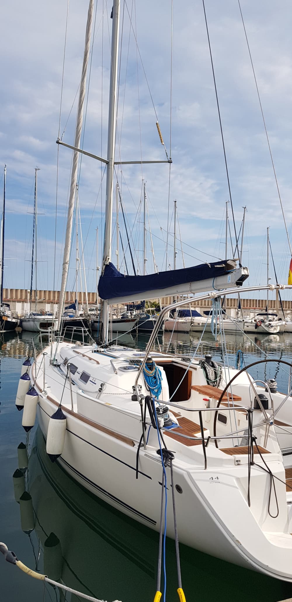 Scopri Badalona con un'escursione in barca a vela di un'intera giornata.