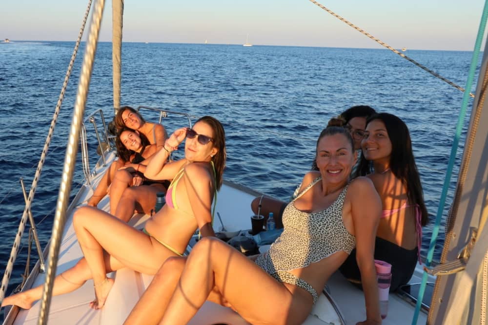 Scopri Badalona con un'escursione in barca a vela di un'intera giornata.