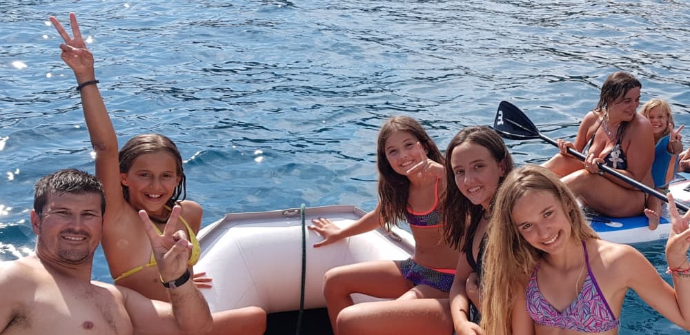 Scopri Badalona con un'escursione in barca a vela di un'intera giornata.