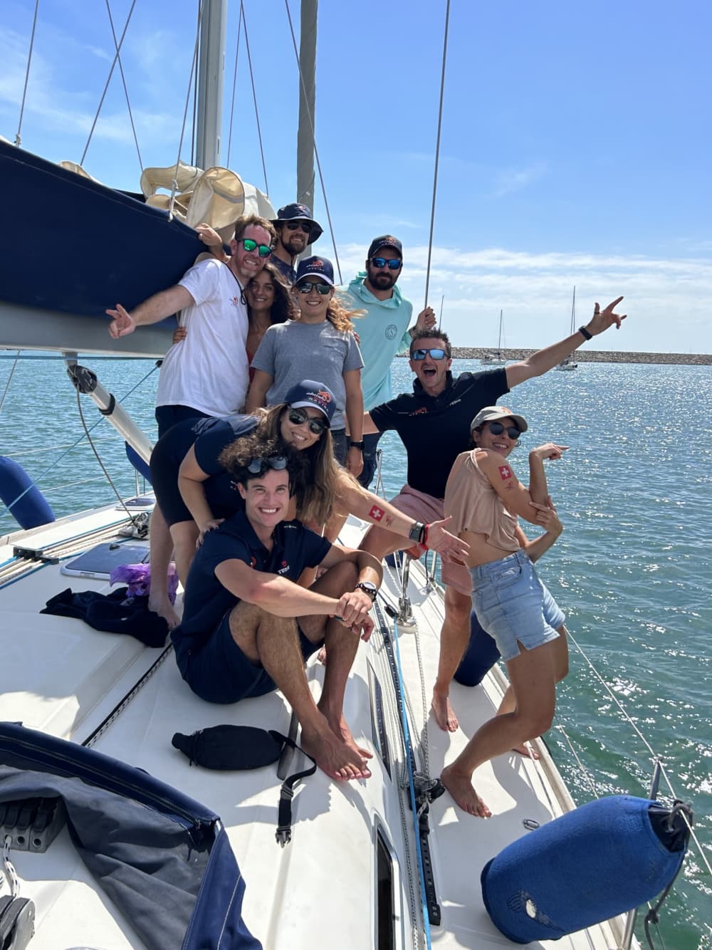 Scopri Badalona con un'escursione in barca a vela di un'intera giornata.