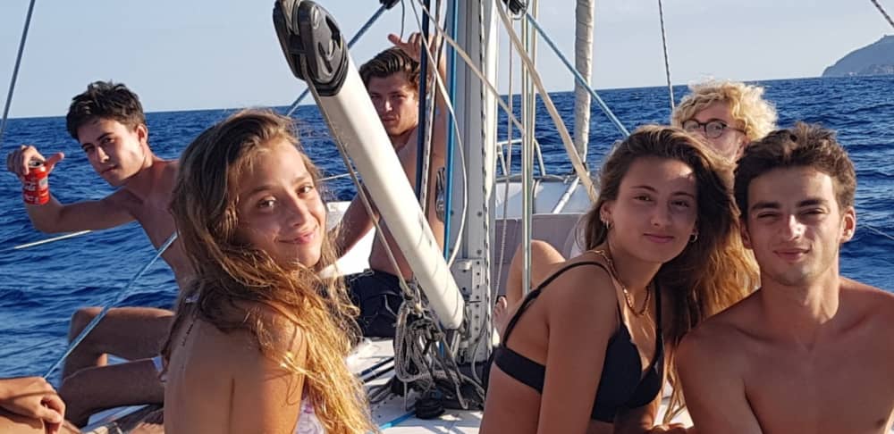 Scopri Badalona con un'escursione in barca a vela di un'intera giornata.