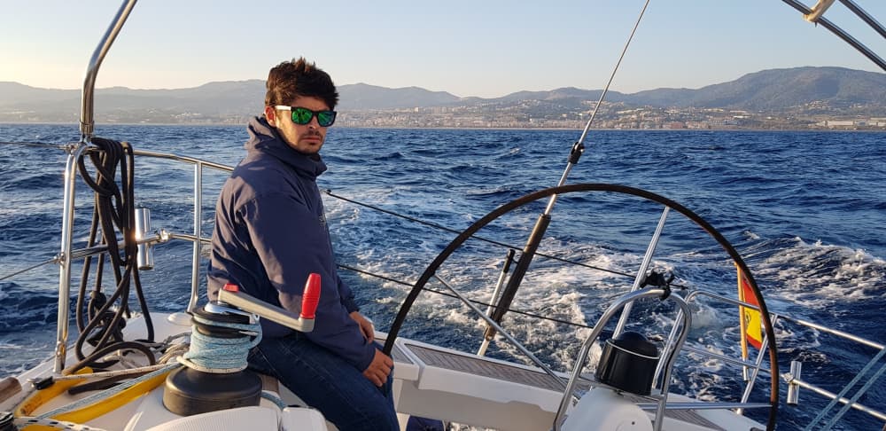 Scopri Badalona con un'escursione in barca a vela di un'intera giornata.