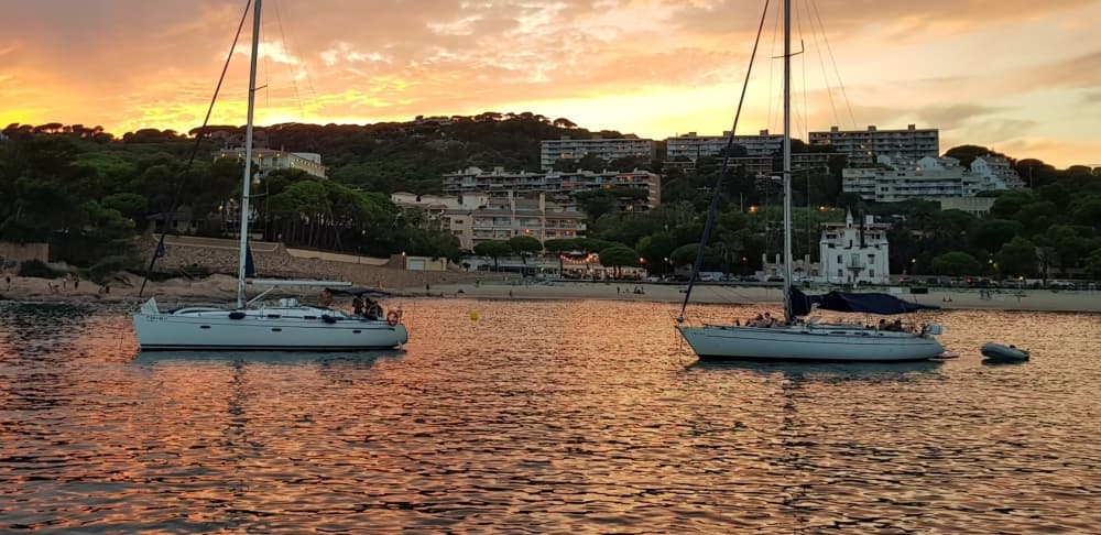 Scopri Badalona con un'escursione in barca a vela di un'intera giornata.