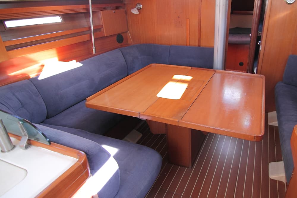 Scopri Badalona con un'escursione in barca a vela di un'intera giornata.