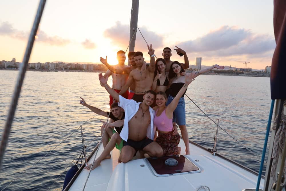 Scopri Badalona con un'escursione in barca a vela di un'intera giornata.