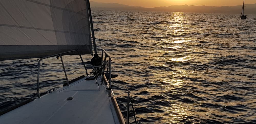 Scopri Badalona con un'escursione in barca a vela di un'intera giornata.