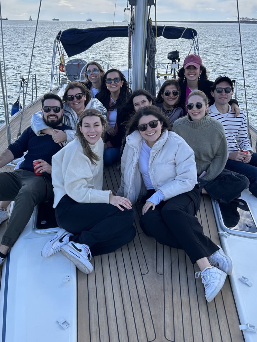 Scopri Badalona con un'escursione in barca a vela di un'intera giornata.