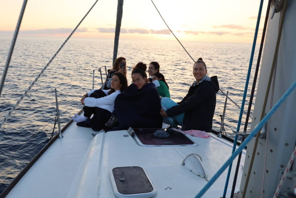 Scopri Badalona con un'escursione in barca a vela di un'intera giornata.