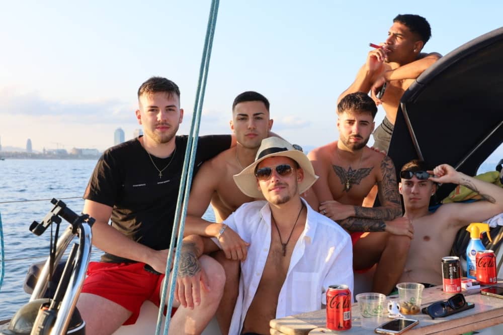 Scopri Badalona con un'escursione in barca a vela di un'intera giornata.