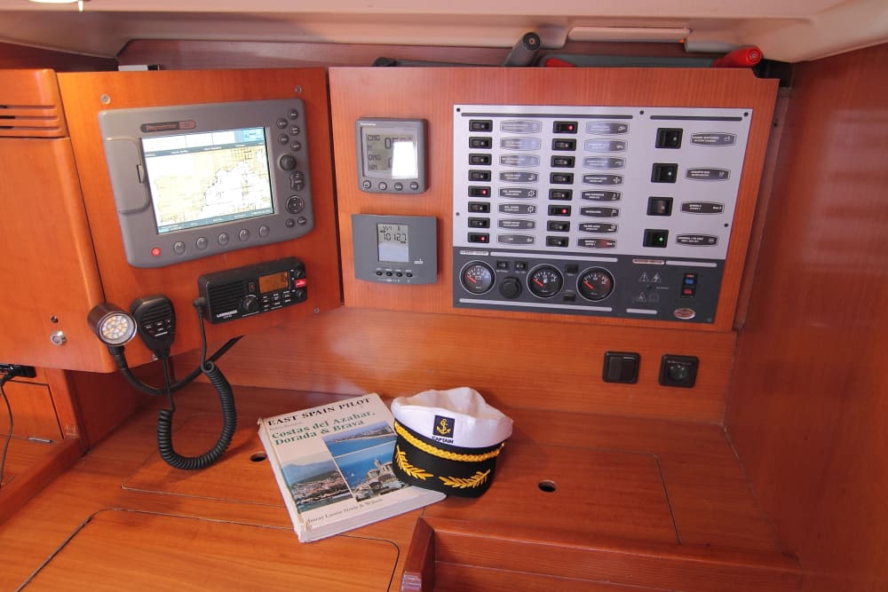 Scopri Badalona con un'escursione in barca a vela di un'intera giornata.