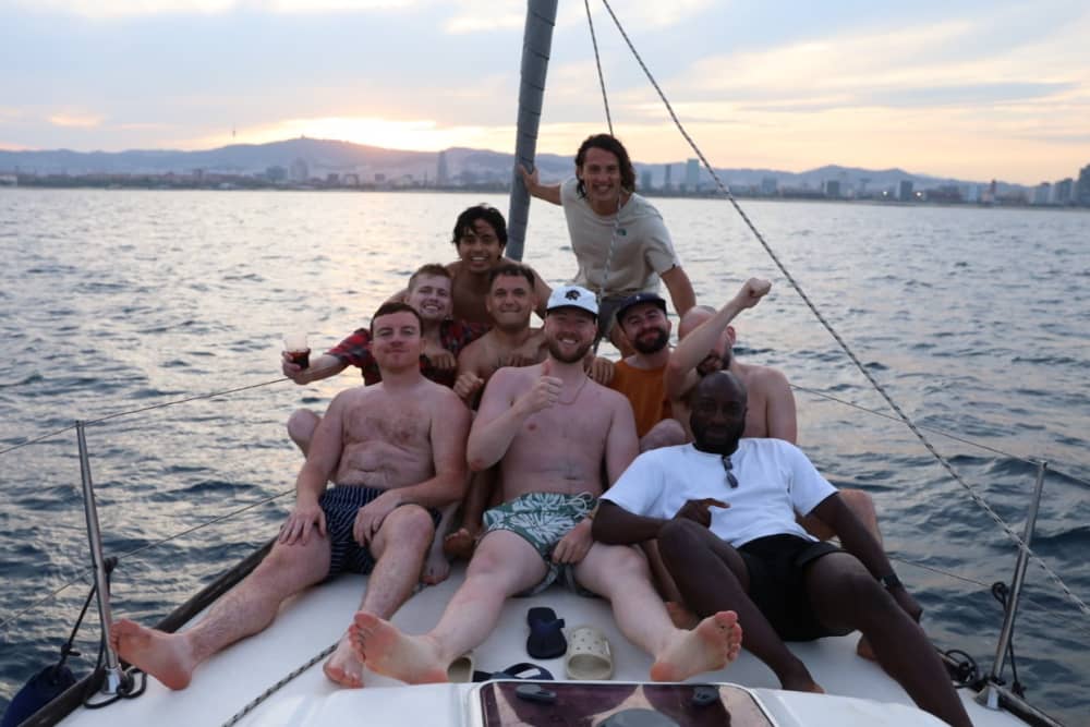 Scopri Badalona con un'escursione in barca a vela di un'intera giornata.