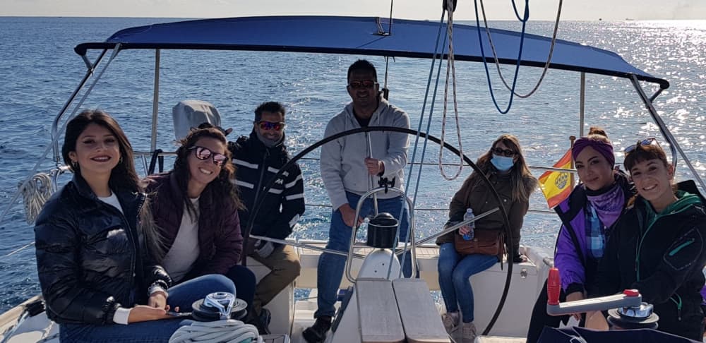 Scopri Badalona con un'escursione in barca a vela di un'intera giornata.