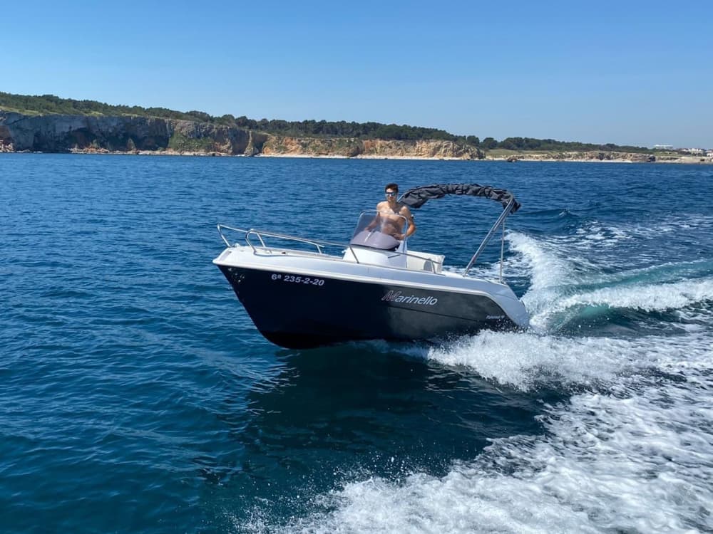 L'Estartit'te motorlu tekneyle yarım günlük tekne turu.